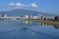 我入道の渡し船と富士山