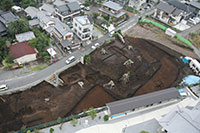 高尾山古墳全景（南東から）