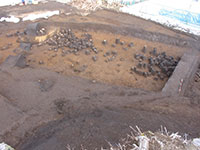 高尾山古墳周溝北東部遺物出土状況（遠景）