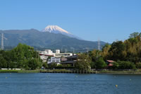 門池と富士山