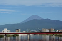 港大橋と富士山