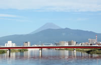 港大橋と富士山