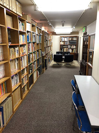 モン・ミュゼ沼津（沼津市庄司美術館）　図書コーナー
