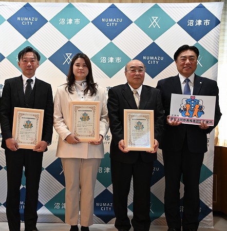 沼津市男女共同参画推進事業所のみなさんと市長
