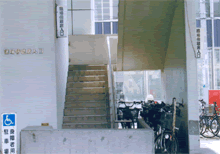 議場傍聴席入口の階段