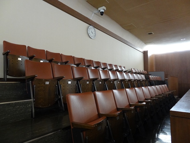 議場の傍聴席。60人が入れます。