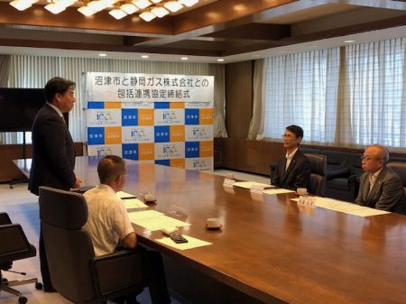 沼津市と静岡ガス株式会社との包括協定締結式で市長が説明している様子