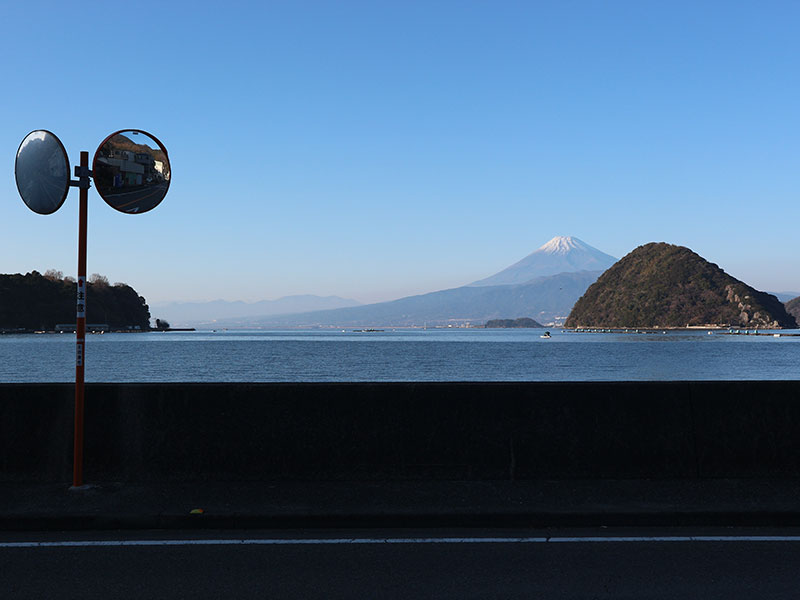 冬の富士山と駿河湾の写真