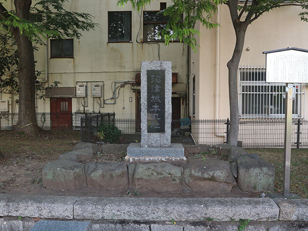 沼津城本丸址の石碑