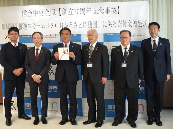 目録の贈呈式の様子