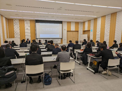 令和5年度「第1回特別講演会及び交流会」の説明を聞く参加者の様子