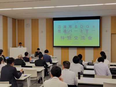 令和6年度第2回特別交流会の説明を聞く参加者の様子