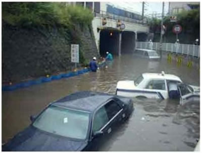 雨により冠水した三つ目ガード