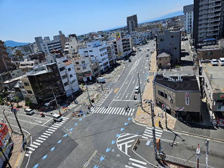 三枚橋錦町線　あまねガード南側交差点から西を望む
