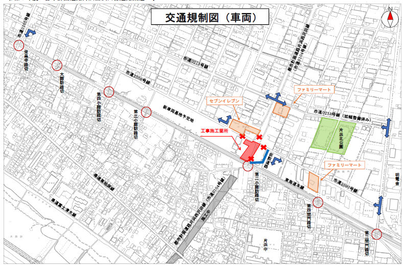 着工式で鍬入れの様子