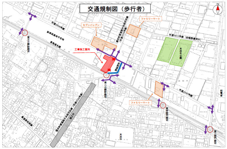 着工式で鍬入れの様子