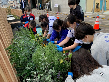 市内高校生がプランターの植栽をしている様子