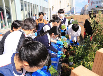 市内高校生がプランターの植栽をしている様子