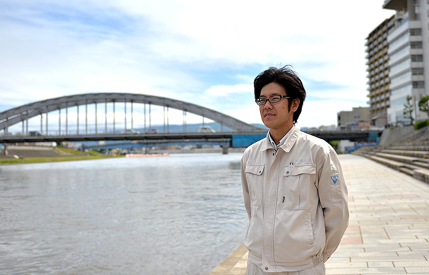 狩野川の河川敷に立つ久保田純平の写真