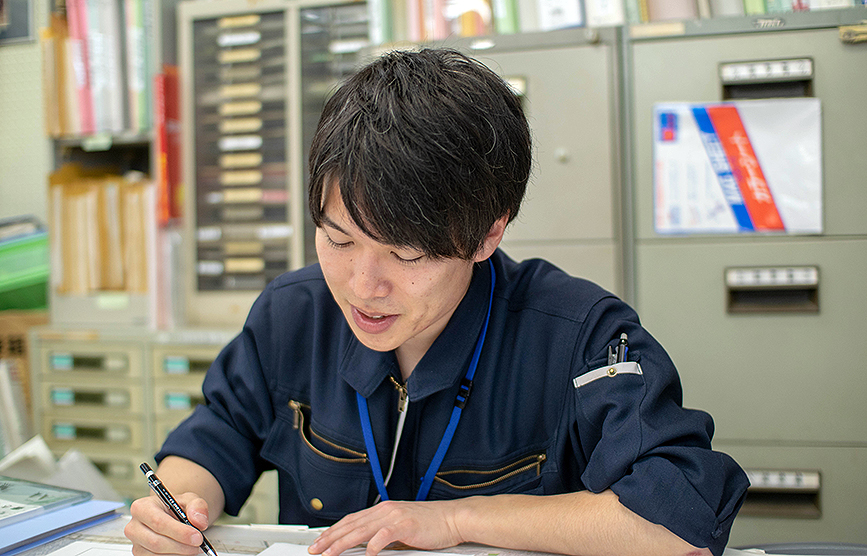 デスクワーク中の小池ひろきの写真