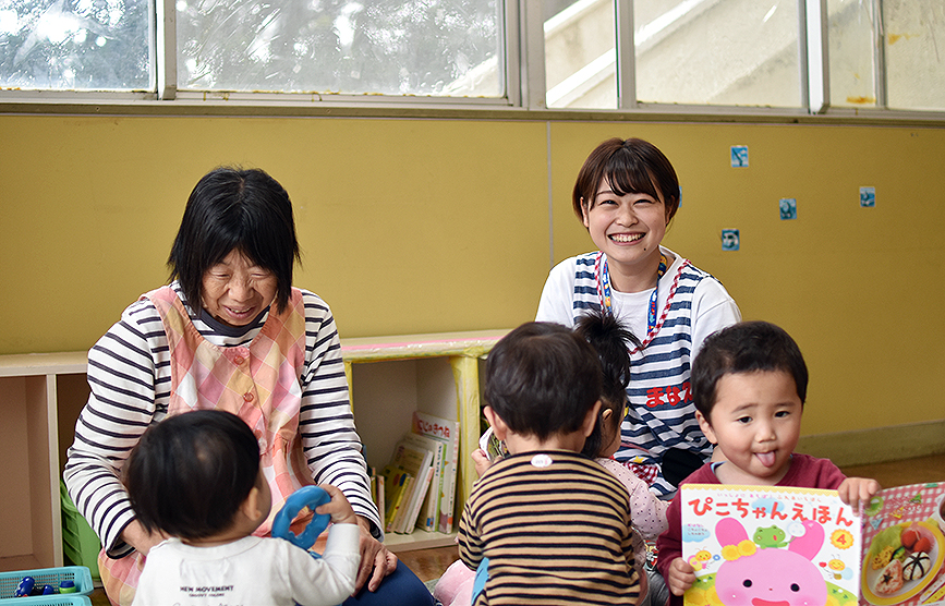 先輩職員と保育中の糸川まなえの写真