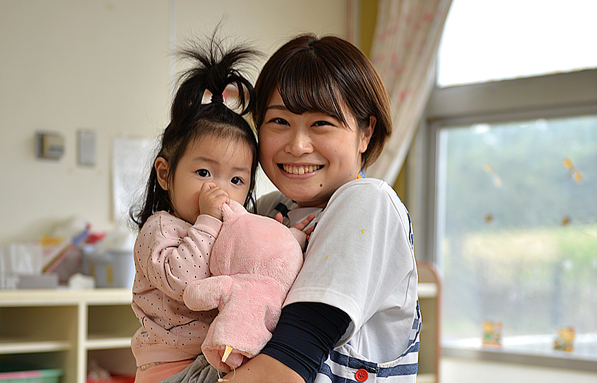 子どもを抱っこする糸川まなえの写真