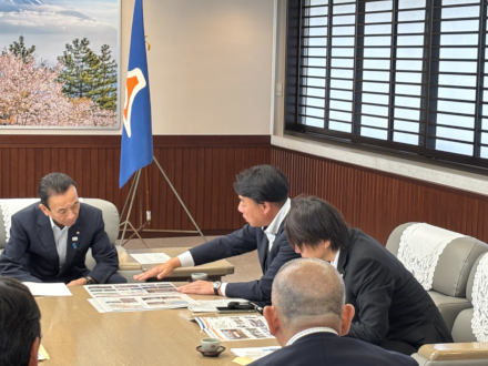 県知事に説明する市長