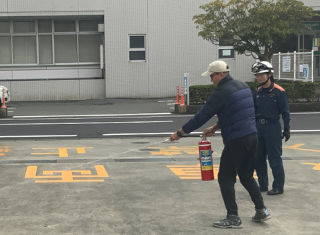 消火訓練中の参加者の様子