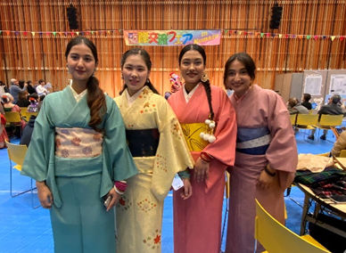 国際交流フェアで着物を着る外国人のみなさん