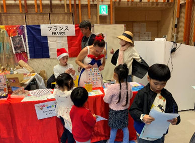 フランスブースに集まる子供達