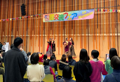 国際交流フェアでパフォーマスをする参加者のみなさん