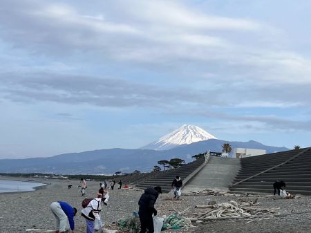 千本浜海岸でゴミ拾いをする参加者のみなさん