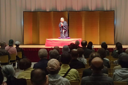 林家正蔵師匠の落語を聞く参加者のみなさんの様子