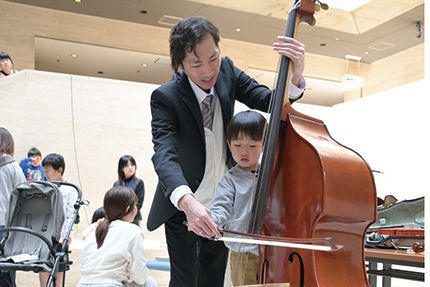 コントラバスを演奏する子供の様子