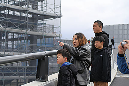 新貨物ターミナル見学バスツアー見学中の親子