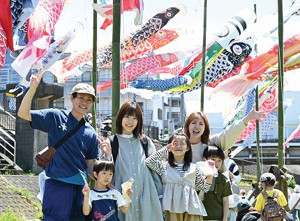 こいのぼりフェスティバルの親子連れ