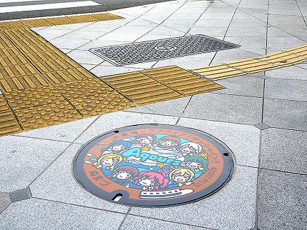 沼津駅前に設置された「ラブライブ!サンシャイン‼︎」JR東海コラボのマンホール