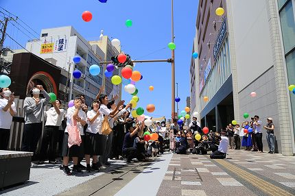 リニューアルを記念し、バルーンリリース