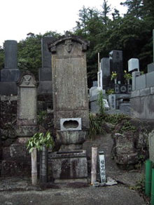 内膳堀　霊山寺にある内膳の墓