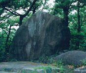 全国に多数ある牧水の歌碑で最初に建てられた歌碑。千本浜公園に建つ。碑文は以下