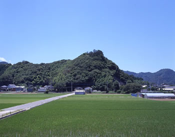戦国時代末期、戸倉城を失った北条方が、その後方に築き、天正18年(1590年)の小田原攻めで廃城となった大平新城の城跡のある地。