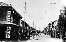 道路の両側に建物がある写真