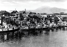 河岸の船と建物の写真