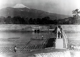 黒瀬橋仮橋を渡る人と富士山の見える写真