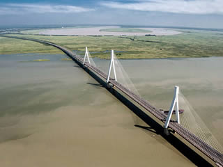 平成30年2月に完成した、浙江省の杭州と雲南省の瑞麗を結ぶ「杭瑞高速道路」の洞庭湖大橋
