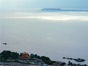 岳陽市　岳陽楼と洞庭湖