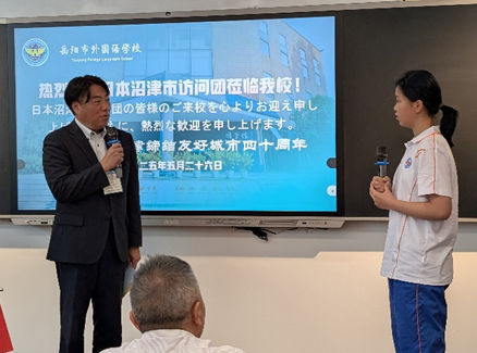 岳陽市外国語学校日本語クラスで交流する市長と学生