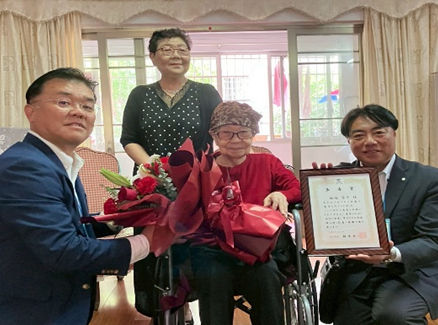 福地愛子さんに面会する市長と髙橋議長