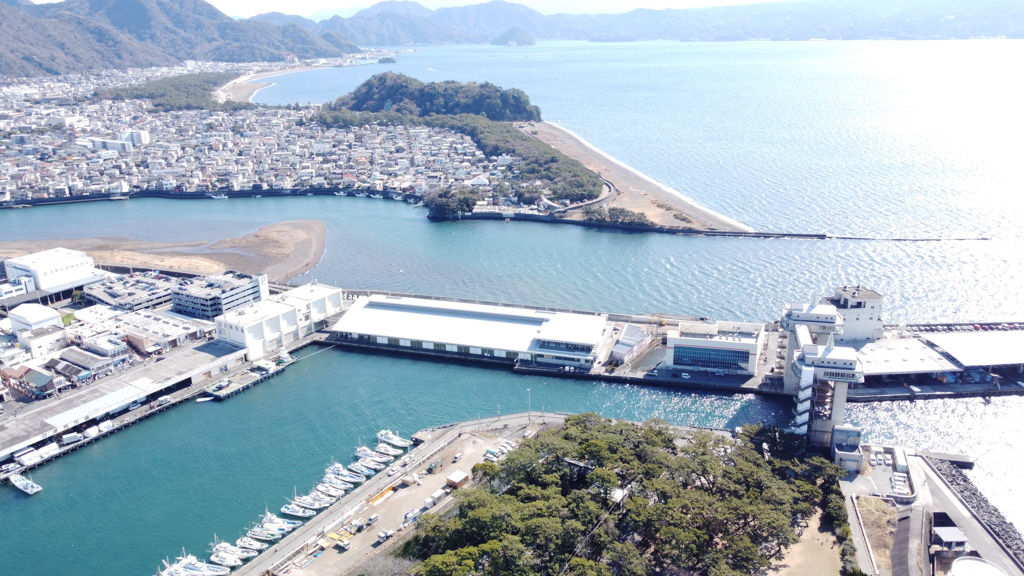 沼津港と大型展望水門びゅうお