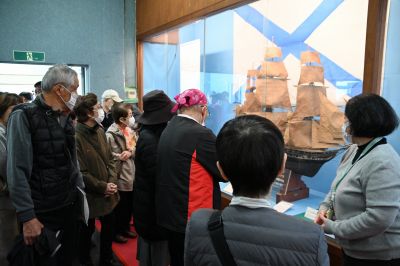 戸田造船郷土資料博物館を見学する参加者のみなさん